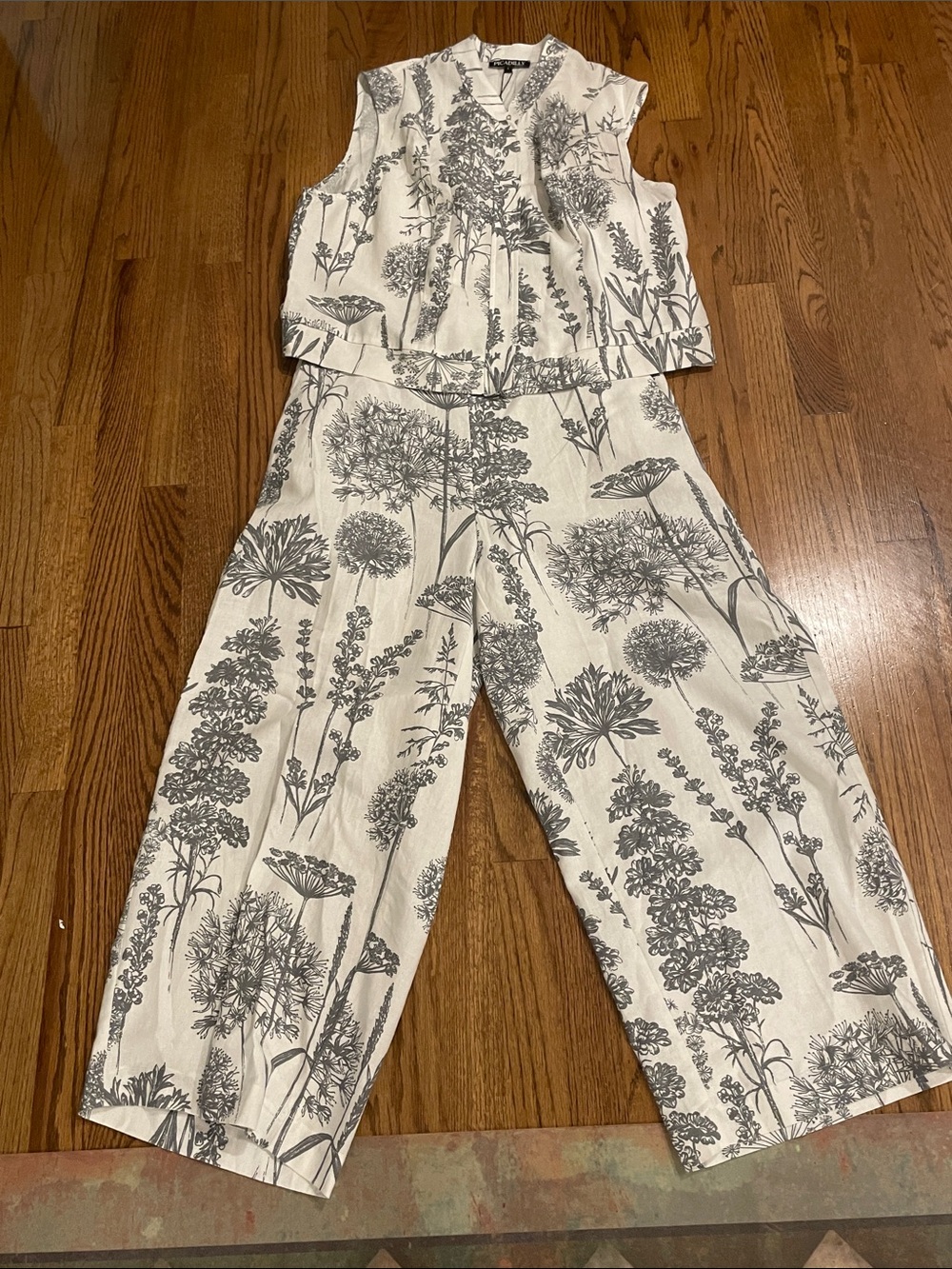 Picadilly Sleeveless Vest with matching White & Gray Printed Wide-Leg pants. - Picture 6 of 14